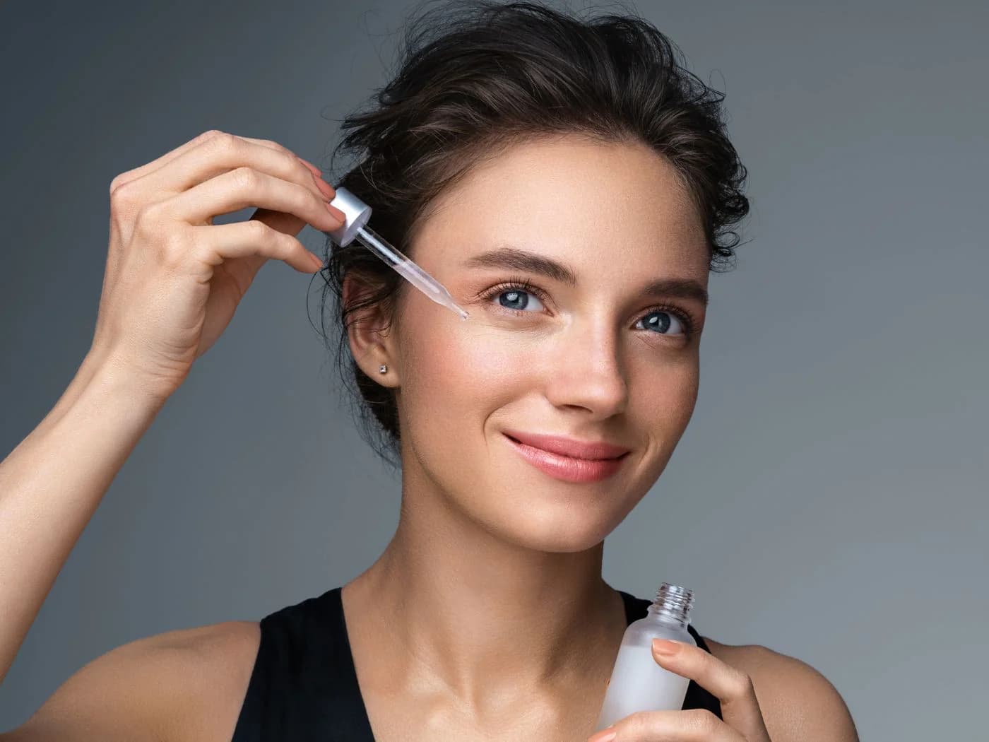 Mühelose Strahlkraft: Die Berührung von Hyaluron Serum