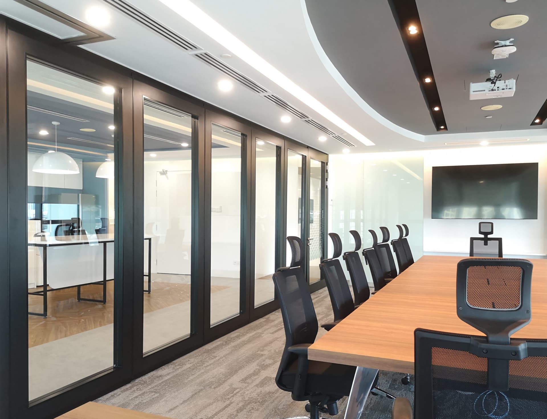 Studio 30: Exklusive Raumteiler aus Glas für eine offene und transparente Atmosphäre in Büros und Gewerbeflächen