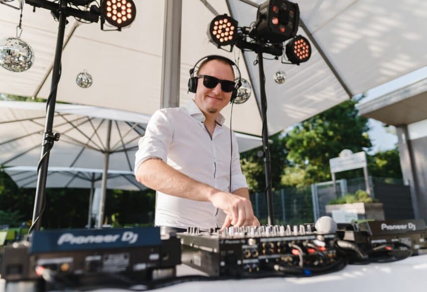 Magie auf der Tanzfläche: Den richtigen DJ für die Hochzeit auswählen
