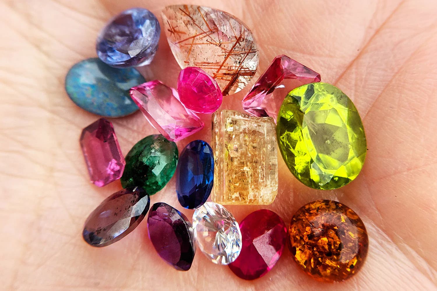 Die Kunst der Edelsteinperlenstickerei: Zeitlosen Schmuck herstellen