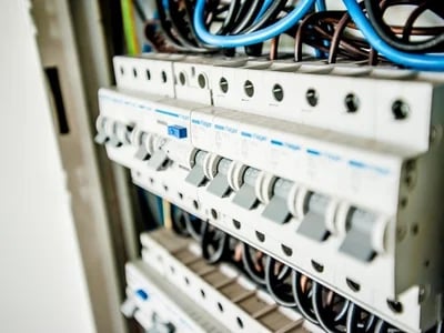 Der Ablauf der DGUV V3 Prüfung und wie Sie mit der UVV Prüfung Ihre Anlagensicherheit verbessern